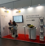 Das Bild zeigt eine Besucherin am Messestand.