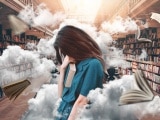 Luftbewegung in Bibliothek, Bücher fliegen, Besucherin schützt sich