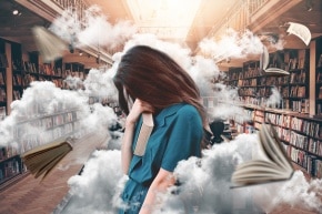 Luftbewegung in Bibliothek, Bücher fliegen, Besucherin schützt sich