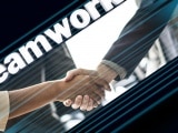 Teamwork wird mit Handschlag besiegelt