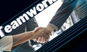 Teamwork wird mit Handschlag besiegelt